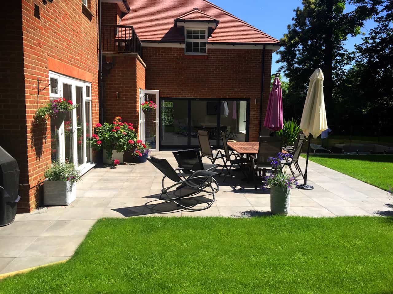 Contemporary Garden Trends: Porcelain vs Traditional Paving - A Comprehensive Guide
