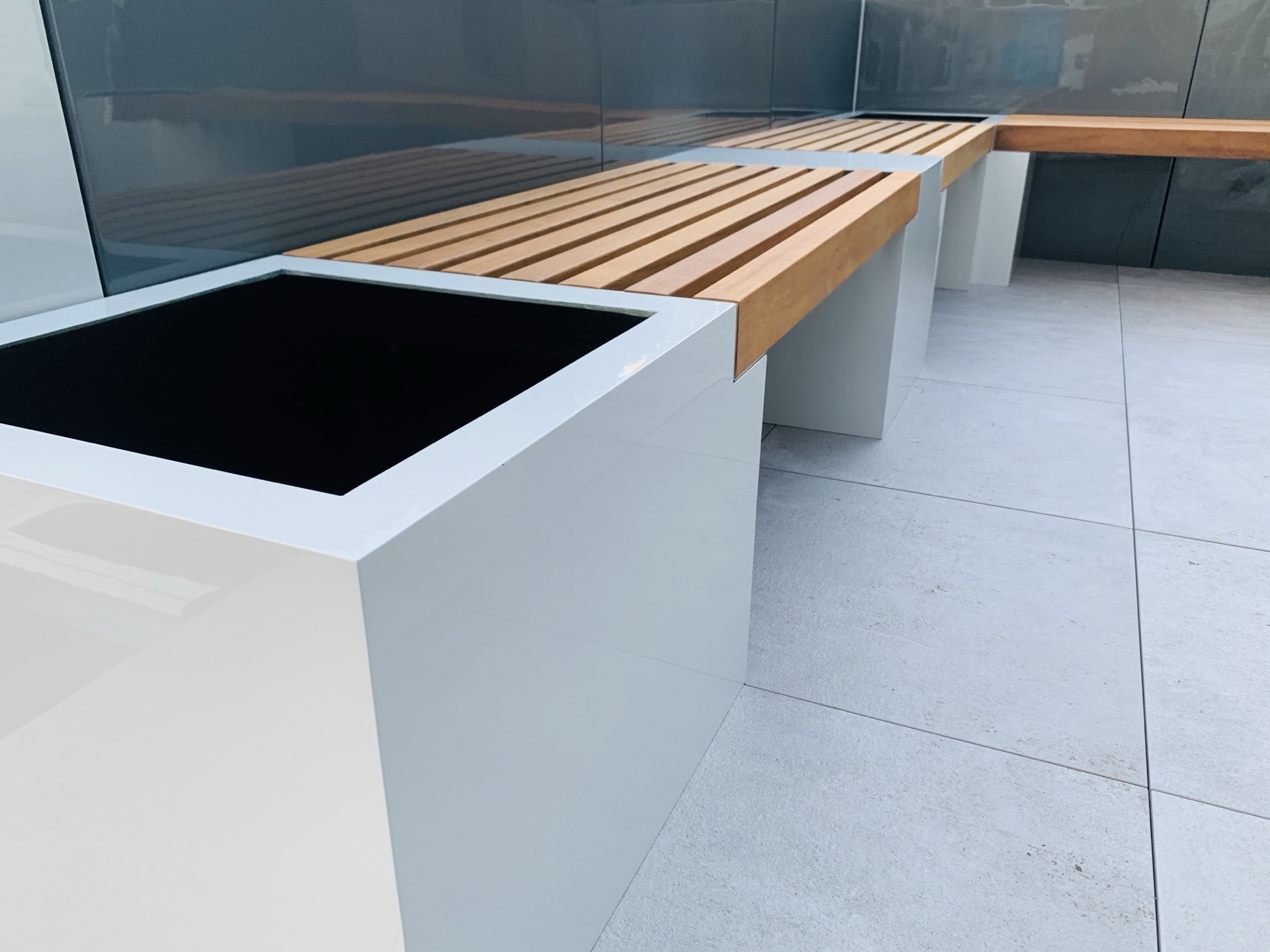 Uni-QA bench seating