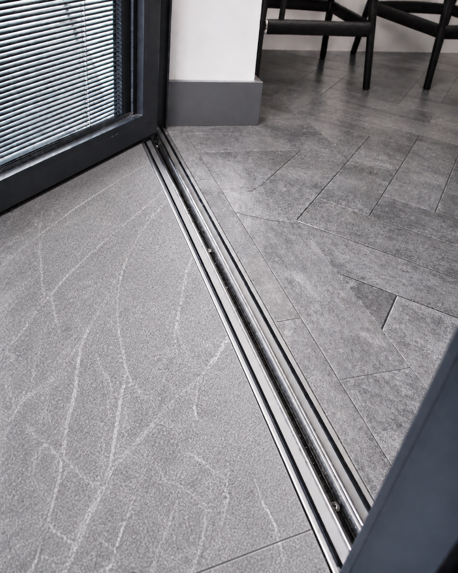 Threshold gap for ventilation