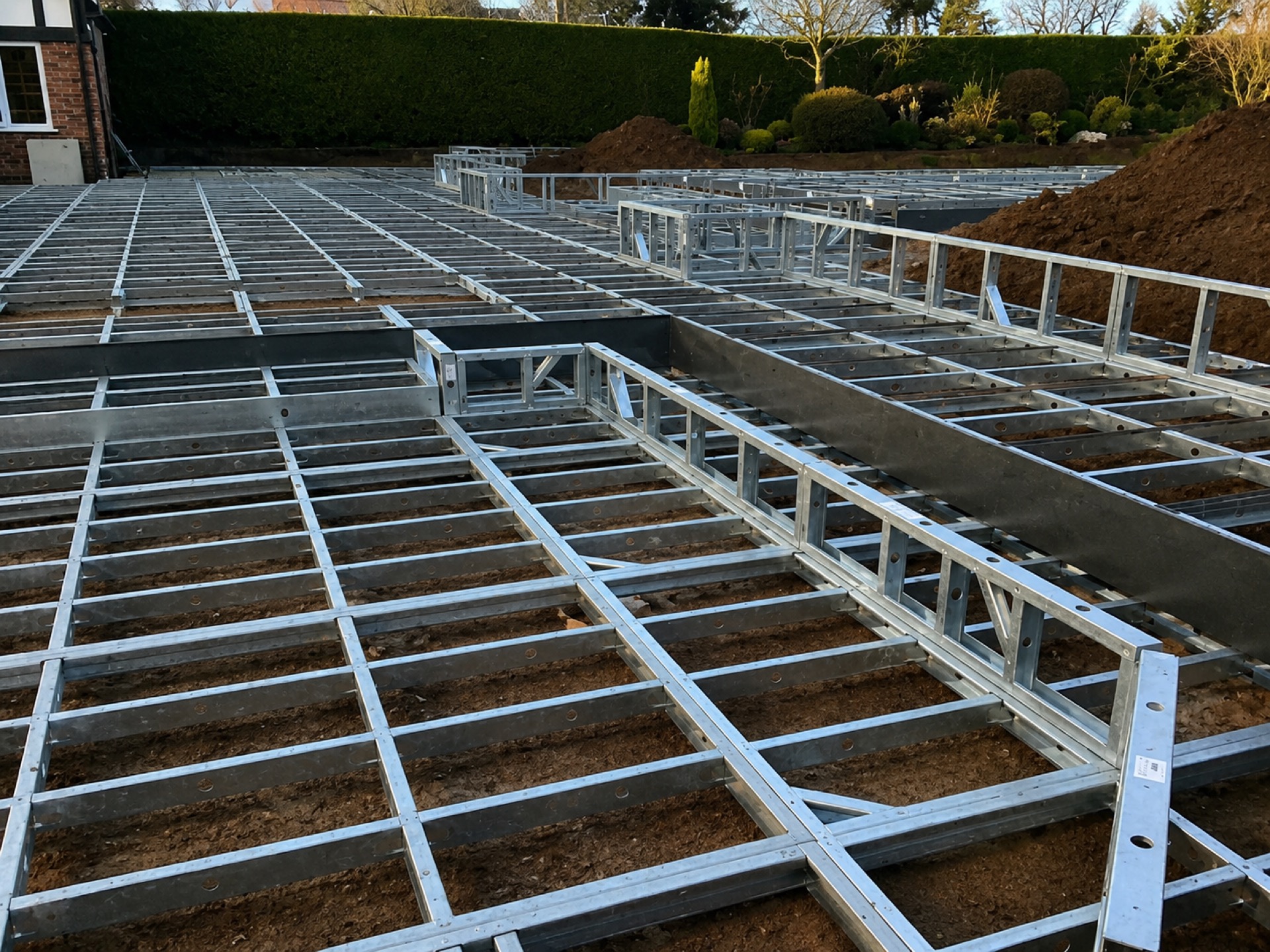 iFrame steel frame with pedestals
