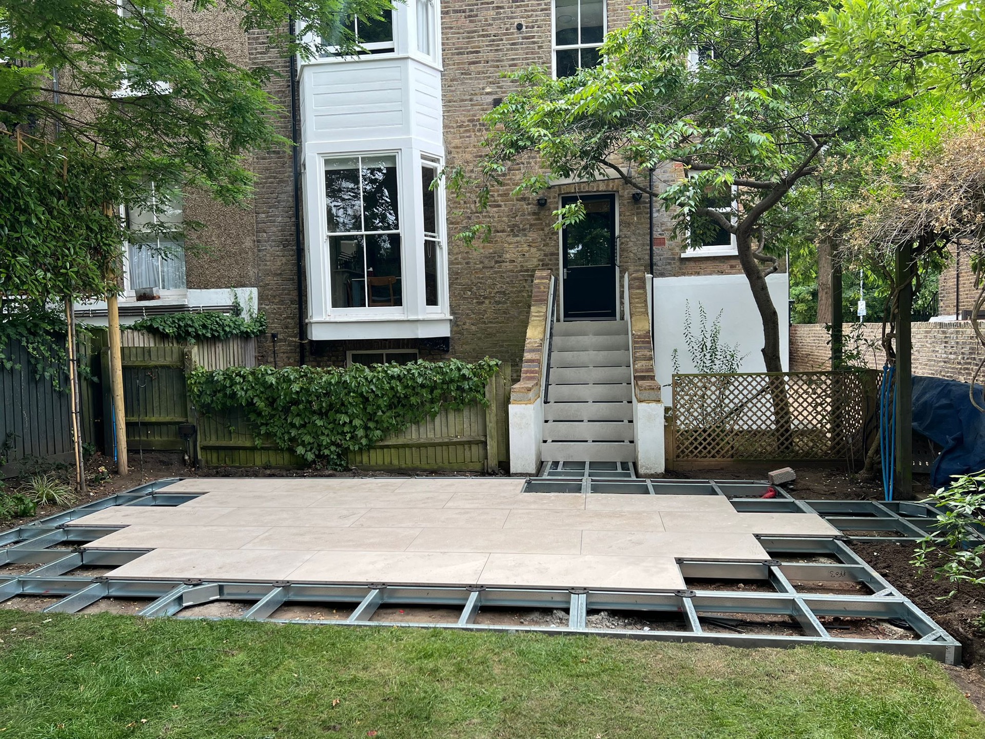 Porcelain terrace town house